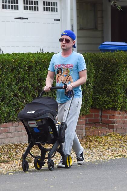 Macaulay Culkin pasea con su hijo, Dakota Song Culkin, en Los Angeles. 