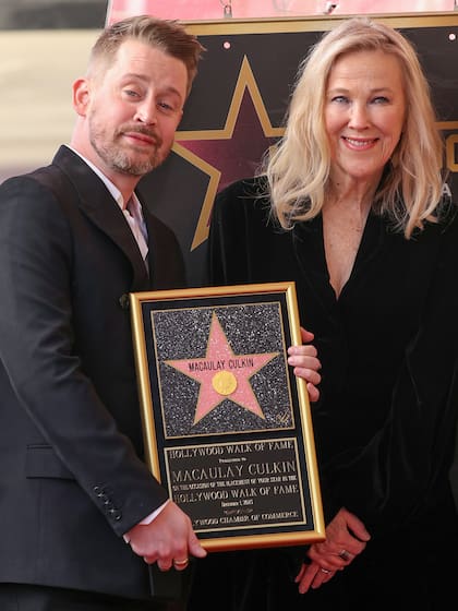 Macaulay Culkin posa con su propia estrella en el Paseo de la Fama de Hollywood, junto a la actriz Catherine O’Hara