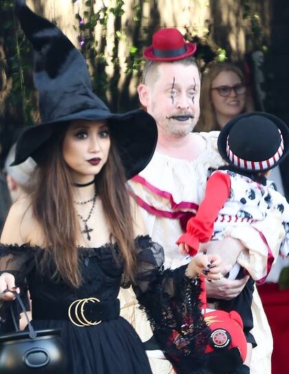 Macaulay Culkin y su prometida, Brenda Song, fueron vistos disfrazados de payaso y bruja pidiendo dulces en Halloween con sus dos hijos