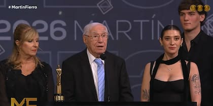 Macaya Márquez fue homenajeado por su labor periodística de más de 50 años en los Martín Fierro 2026
