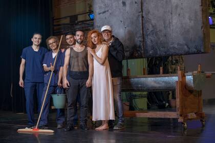 Una foto con el personal de limpieza del Teatro San Martín como agradecimiento del coreógrafo a su trabajo: "ellos son muy importantes en esta obra"