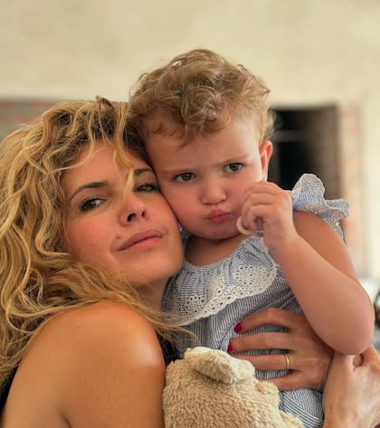 Macedo junto a su hija menor, Julia, de dos años (Foto: Instagram @isabelmacedophoto)