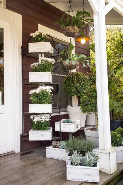 Macetas móviles o estructuras modulares permiten cambiar la estética del jardín como quien cambia un cuadro de lugar