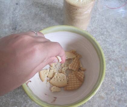 Machacás todas las galletitas. Según Nacho, ésta era su parte preferida cuando era chiquito, porque podía ayudar. Creo que toda la receta es bastante para niños. Voy a probar con sobrinita cuando venga a jugar
