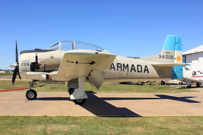 Fotos y videos: Fred Machado tenía una flota de aviones militares - Image 2