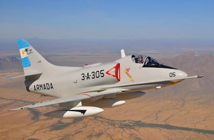 Machado lo compró y lo hizo reformar y repintar para replicar el A-4Q 0658/3-A-305 de la Armada Argentina