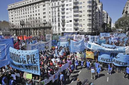Machas en los alrededores del Congreso durante el tratamiento de la ley de emergencia alimentaria