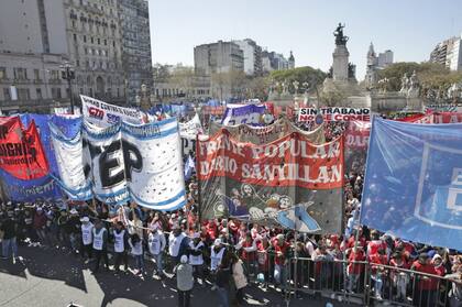 Machas en los alrededores del Congreso durante el tratamiento de la ley de emergencia alimentaria
