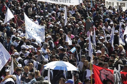 Machas en los alrededores del Congreso durante el tratamiento de la ley de emergencia alimentaria