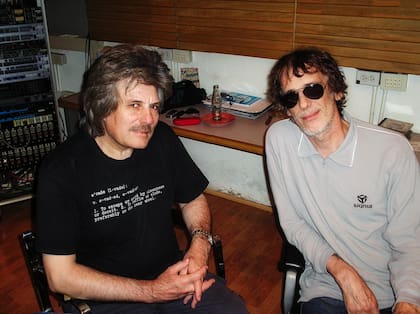 Machi Rufino, que integró la banda Invisible, con el Flaco en su casa-estudio en 2006.