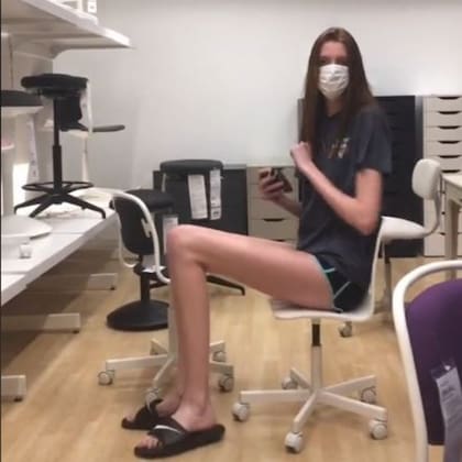 Maci subió un simpático video a Tik Tok donde muestra las dificultades que tiene para sentarse en una silla con la longitud de sus piernas