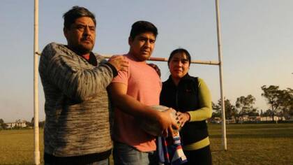 Macías junto a su padre y su madre, en la cancha de Aguará Guazú, donde no podrá volver a jugar por la sanción que recibió