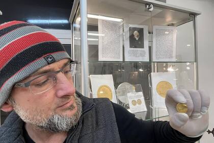 Encuentran una extraña moneda de oro