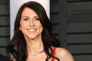 Mackenzie Scott, la tercera mujer más rica del planeta, es una reconocida filántropa