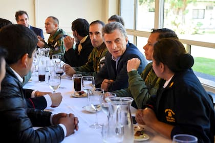 Macri agasajó en la Quinta de Olivos a los brigadistas que rescataron a los funcionarios varados en la alta montaña