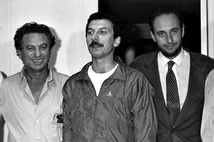 Mauricio Macri al ser liberado por sus secuestradores junto a su padre, Franco, y el ministro del Iinterior, José Luis Manzano, en 1991