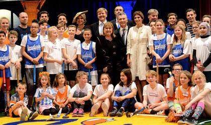 Macri, Awada y Malcorra, junto a los reyes de Holanda en una clínica de hockey para niños
