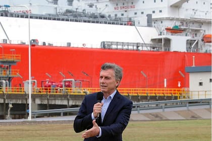 El expresidente Mauricio Macri despidió el buque regasificador en Bahía Blanca en 2018