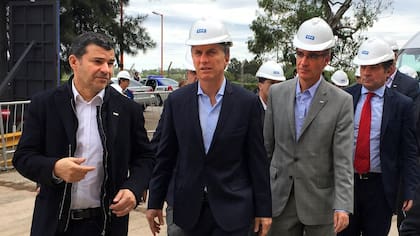 Macri, ayer, en la planta de Ensenada de YPF, junto a Galuccio; no hubo encuentro con la prensa