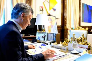 El Gobierno apuesta a salir de la crisis cambiaria sin cepos y bajando el gasto