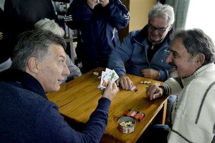 Macri, ayer, jugando al truco con un grupo de jubilados en un centro de Boulogne