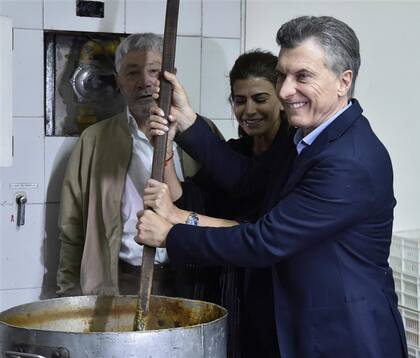 Macri ayer, junto a su esposa, Juliana Awada, y el titular de los gastronómicos, Dante Camaño