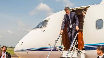 Macri bajando de un avión privado en su visita al Paraguay el pasado diciembre