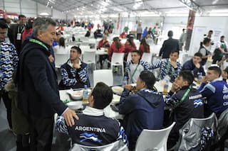 Almuerzo en el comedor de atletas: la visita de Macri a la Villa Olímpica