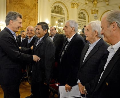 Macri con Cavalieri, Martínez, Lingeri, Caló y Rodríguez, el día del traspaso de fondos