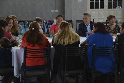 Macri, con las voluntarias de Florencio Varela
