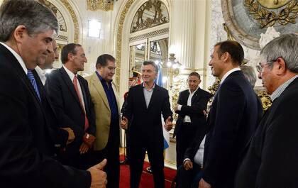 Macri, con Pereyra y el gobernador Gutiérrez, entre otros, tras la firma para la explotación deVaca Muerta, en enero