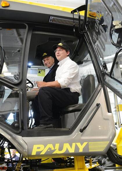 Macri condujo la unidad número 15.000 de un tractor fabricado por una empresa recuperada