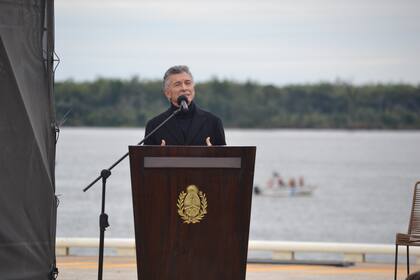 Macri dijo: “Este puerto es una fábrica de empleo, no solo por el empleo que va a generar este puerto en sí mismo, sino en toda la región, donde miles de productores van a tener una posibilidad real, que es llegar a otros mercados del mundo, por una vía infinitamente más económica y, sobre todo, más sustentable”