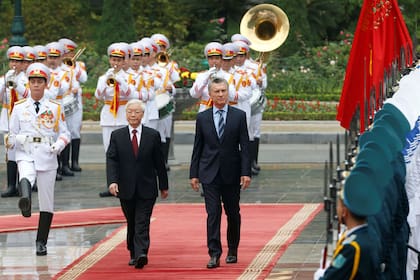 Macri durante la ceremonia de bienvenida junto al presidente de Vietnam, Nguyen Phu Trong, en Hanoi, Vietnam