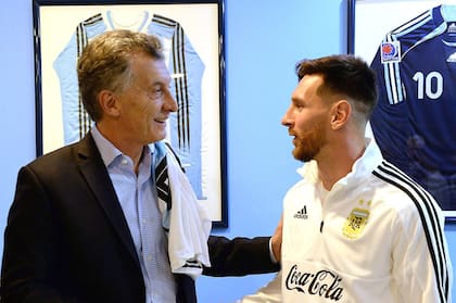 Mauricio Macri, junto a Messi, en 2018