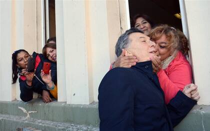 Macri, efusivamente saludado ayer en Catamarca; participó de la Fiesta Nacional del Poncho y prometió obras