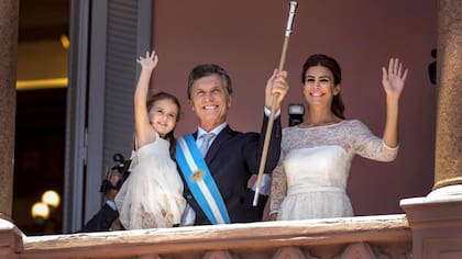 Macri, en el balcón de la Casa Rosada junto a su hija Antonia y su esposa, Juliana Awada, luego de recibir el bastón y la banda presidencial