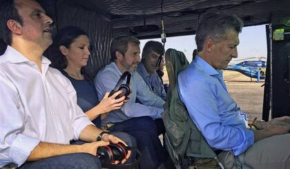 Macri en helicóptero, ayer, en Entre Ríos, con parte de su gabinete