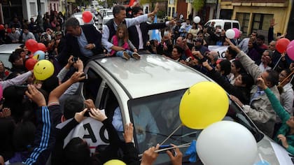 Macri en una caravana por la capital tucumana