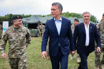 Macri entregó equipamiento militar al Ejército Argentino para reforzar la lucha contra el narcotráfico en la frontera norte