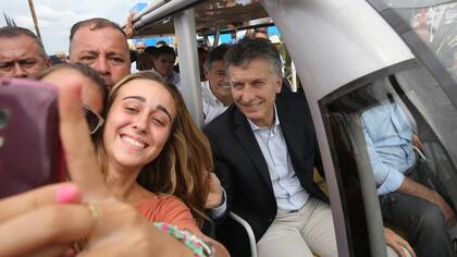 Macri hizo una recorrida exprés, en la que recibió muchas muestras de afecto