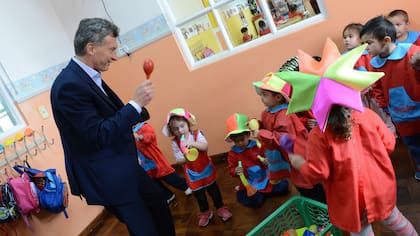 Macri juega con chicos del Centro de Desarrollo Infantil Chispitas, Villa Zagala