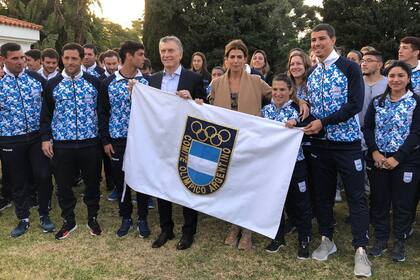 Macri, Juliana Awada y algunos referentes de la delegación argentina que acudirá a los Juegos Panamericanos de Lima: Pedro Ibarra (hockey sobre césped, segundo desde la izquierda), Paula Pareto (judo) y Diego Simonet (handball, segundo desde la derecha).