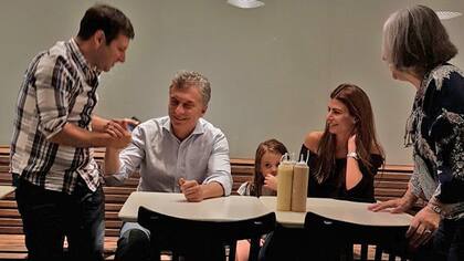 Mauricio Macri, Juliana Awada y su hija Antonia llamaron la atención en una hamburguesería en Olivos