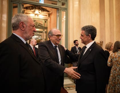 Macri junto a Helal Massud y Omar Abboud, presidente y vicepresidente, respectivamente, del Centro Islámico de la República Argentina.