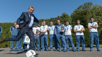 Macri junto a los campeones dle mundo