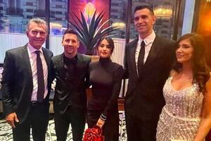 Macri contó cómo se gestó su foto con Messi y qué le dijo a “Dibu” Martínez en los premios The Best