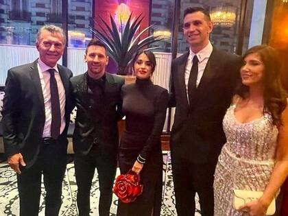 Macri junto a Messi y Dibu Martínez, en febrero último, durante la ceremonia de los premios The Best