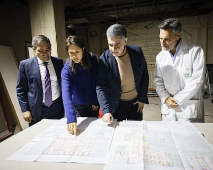 Macri junto a su ministro de Salud, Fernán Quirós