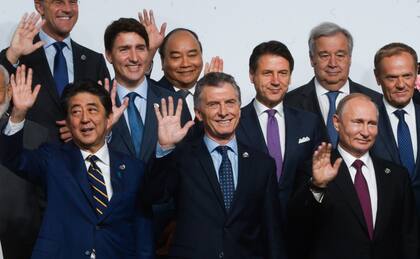 Macri junto al primer ministro de Japón, Shinzo Abe, y al presidente de Rusia, Vladimir Putin, en el saludo general